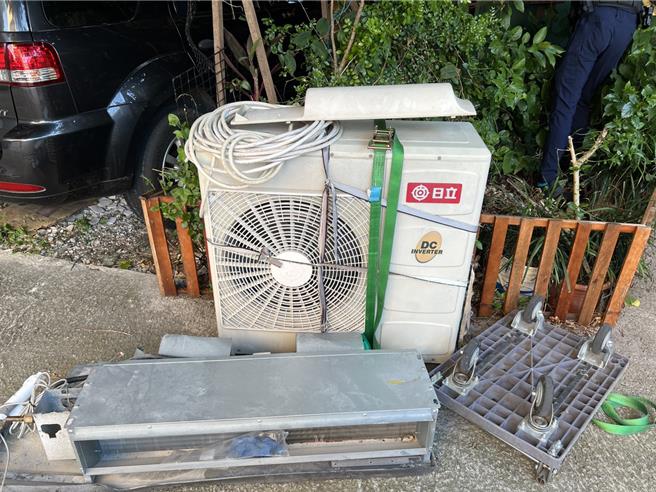 一台室内冷气机最少9公斤，若连室外机，重量非1位成人可负荷。（民眾提供）