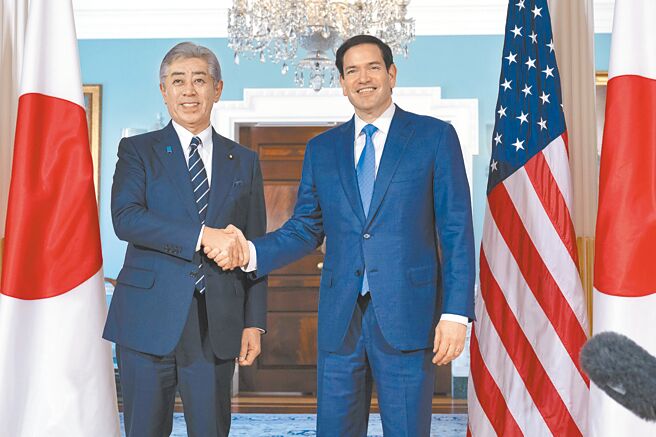 美国国务卿卢比欧（右）下周将首次以国务卿身分访问亚洲。（美联社）