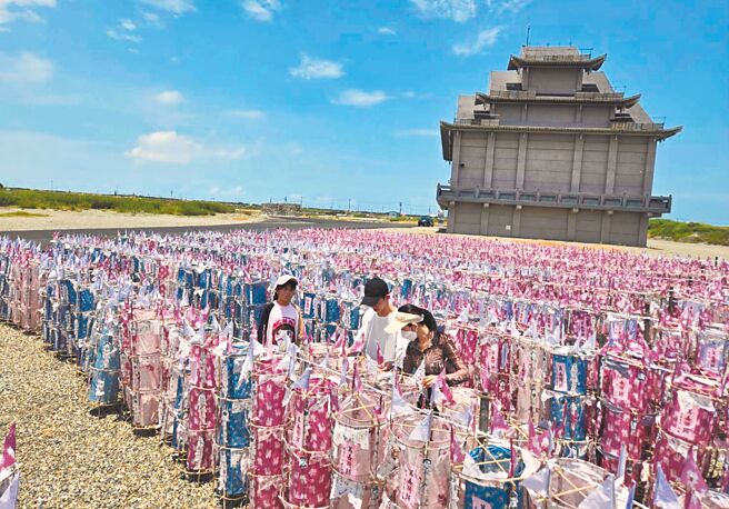 云林县口湖牵水状2日进入重头戏「排状」仪式，民眾把上千支水状排列在蚶寮万善祠广场，场面壮观。（张朝欣摄）