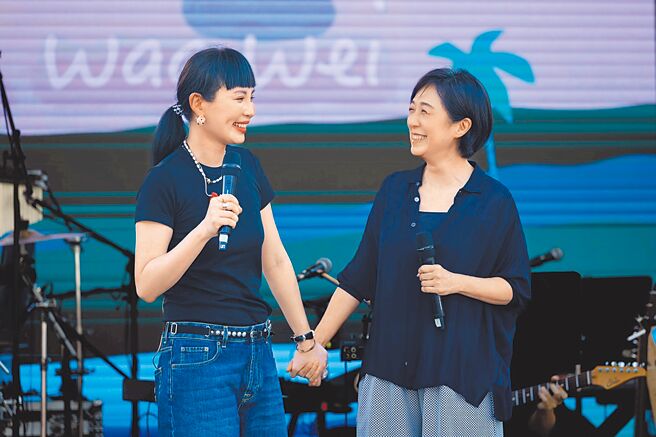 魏如萱（左）、黃韻玲日前在加拿大舉辦「愛之日常音樂節」同台獻唱。（愛之日常音樂節提供）