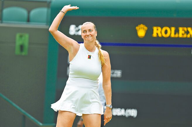 35歲的捷克女將可維托娃完成在溫布頓的最後一舞，向觀眾揮手道別。（美聯社）