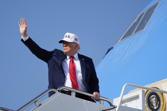 川普：明天起函告各國關稅稅率 約100國適用10％關稅