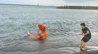 高雄翁遭3浪犬撕咬溺亡！「愛媽」深夜灑雞頭被發現：再饒恕我們一次