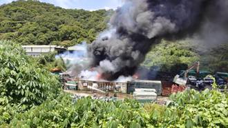 新北八里資源回收場大火！巨大黑煙竄天 驚悚畫面曝光