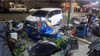 刷一整排！彰化男下班精神不濟 猛撞路旁7機車1轎車