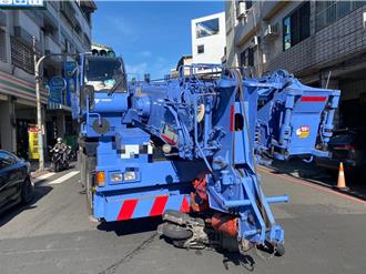 生死瞬間！女騎士與吊車碰撞「機車遭捲入」  秒遭民眾拉開逃鬼門