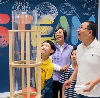 新北首座STEAM親子共學館！三重圖書館開幕 侯友宜推廣親子共讀