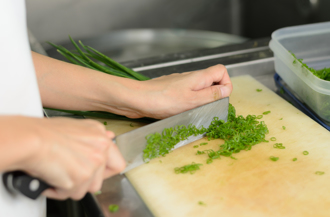 砧板用錯吃下一堆菌  醫教用2物去油腥：減少孳生