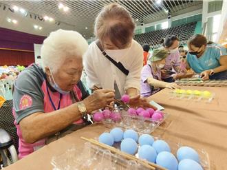 嘉市「万岁同乐会」 230位长辈齐聚运动公园 拜土地公祈福获圣筊