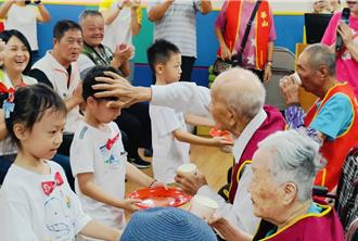 華山基金會龍井站慶17周年 百歲爺奶與萌娃共學 長輩樂開懷