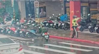 骑士见地上有一袋现金 通知警找到大意货车司机