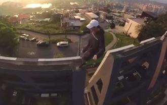 民眾跑酷博眼球 攀3層樓高基隆地標 市府緊急貼告示禁止