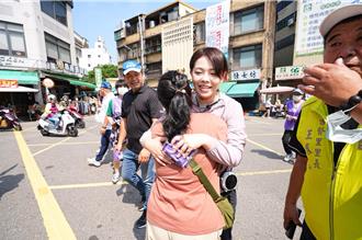 竹市中央市场好逛又好买 高虹安拜票不忘分享三大升级行动