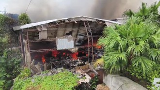 八里鐵皮工廠大火　消防出動153人63車搶救無人傷亡