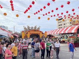 南市南天宮池王爺7／12慶典 信眾齊聚免費過七星橋吃平安圓