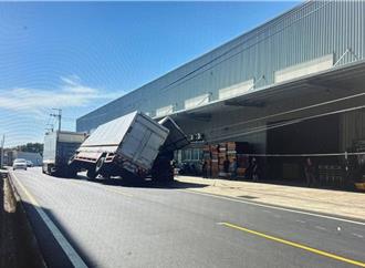 桃園大園驚傳連接車扯斷電桿　導致1619戶停電還波及5車