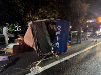 國3土城段小貨車自撞翻車！ 7旬駕駛受困命危送醫不治