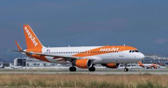 機上驚魂！英籍乘客竟在走道小便 客機緊急迫降西班牙