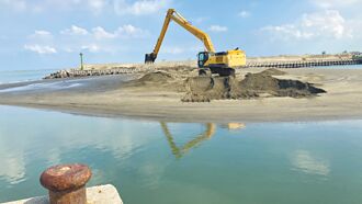 嘉縣府築軟堤 盼減第3漁港積砂