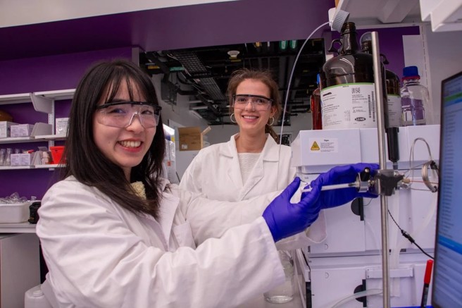 研究员聂秋月，以及论文合着者佐托娃(Maria Zotova)。她们正在纯化真菌样本。(图/宾州大学)ervo