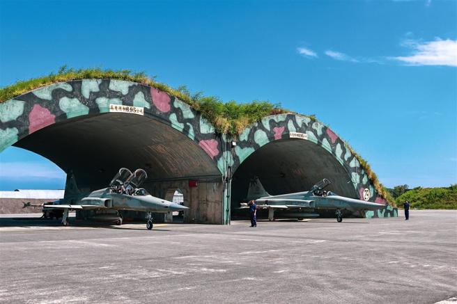  「RF-5E型机除役典礼媒体邀访」活动首日安排飞行前检查及战机滑出演练，将战机的「最后一舞」呈现在国人面前。（记者谢承宏摄）