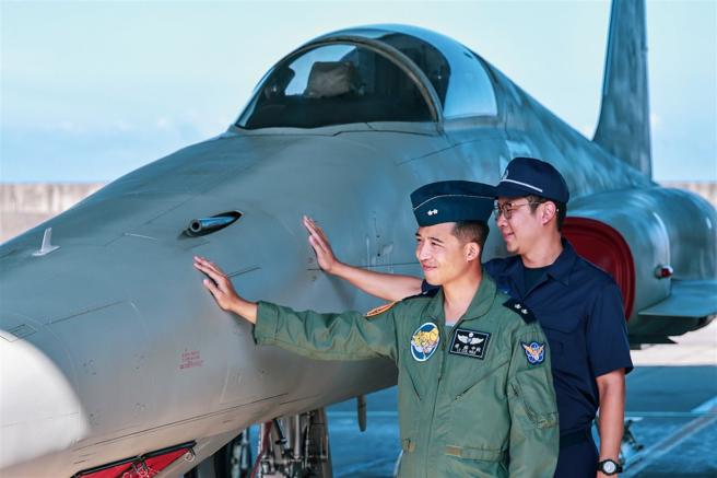  第12侦察机队官兵在演练结束后，特地走近RF-5E侦察机，轻抚这位并肩作战多年的老战友。（记者谢承宏摄）