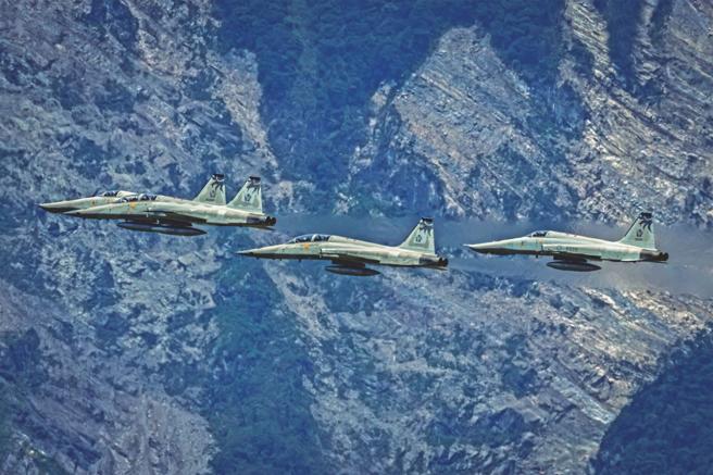 　捍卫我国领空超过半世纪、培育无数空战精锐的F-5系列战机，RF-5E侦察机、F-5F双座机将于今日举行除役典礼，正式退出作战序列。国防部昨日办理为期2日的「RF-5E型机除役典礼媒体邀访」活动，首日安排AIM-9P4响尾蛇飞弹潜力装挂、飞行前检查及战机滑出演练，将战机的「最后一舞」呈现在国人面前，象徵F-5系列战机光荣退场。（记者吴佲璋摄）