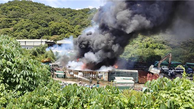 八里区长道坑33号现场大火冲天、浓烟弥漫。（民眾提供）