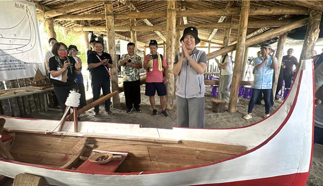 台东原住民族部落大学跨岛屿南岛船造船培训课程今日开训，将以3个月时间打造融合阿美族、达悟族及南岛文化的跨岛屿帆船。（蔡旻妤摄）