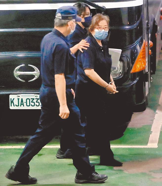 北檢自看守所押解黃呂錦茹（中）移審台北地方法院。（中時資料照片，陳君瑋攝）