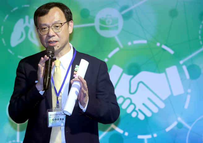 健保署長石崇良透露，繼推動門診靜脈抗生素治療（OPAT）後，將進一步擴大在宅急症照護計畫，將適應症放寬為所有感染症及安寧個案，9月將進入共擬會議討論，拚年底上路，約5～7萬人次受惠。（趙雙傑攝）