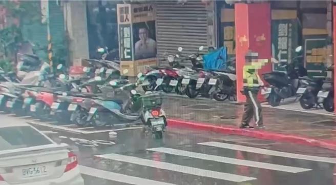 机车骑士看到路边有一包钱，立刻通知员警处理。（翻摄照片／林郁平台北传真）