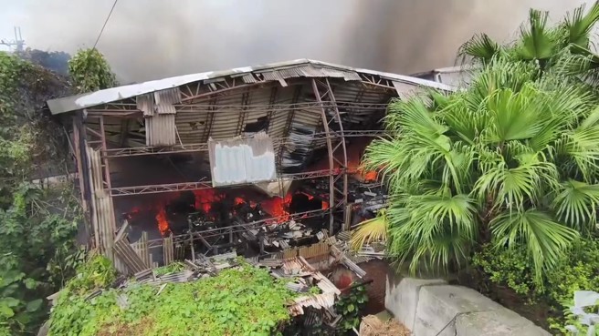 新北市八里区下罟子61之8号铁皮加盖工厂今（4）日13时2分冒出巨烟，消防人员获报出动153人63车抢救，所幸无人受困。（图／翻摄画面）