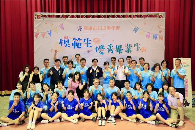 高雄市「113學年度模範生及市長獎畢業生與市長合影活動」今（4）日正式展開，由旗美地區打頭陣，於美濃國中禮堂溫馨登場，市長陳其邁親自出席，與來自旗山、美濃、六龜等9區的優秀學生合影，鼓勵學子勇敢追夢，書寫屬於自己的燦爛人生。（高雄市政府教育局提供／林雅惠高雄傳真）