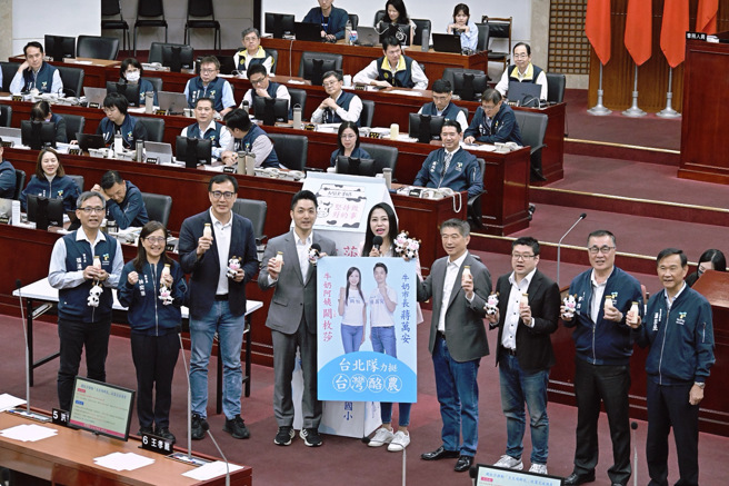 阙枚莎加码提出寒暑假也要继续实施每周一瓶鲜奶建议。(戴志扬翻摄)