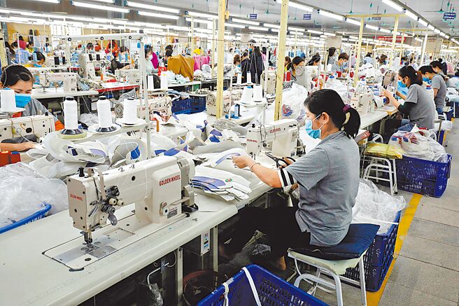 美越关税谈判出炉，不过业界多认为关税细节才是关键。图为越南河内一家出口鞋厂。（路透）