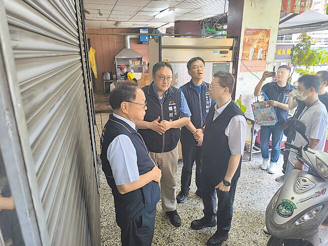 台中市丰原区3日传出一家5口疑因遭诈骗投资走上绝路，副市长郑照新（左二）强调，市长卢秀燕在第一时间责令警方查明真相。（李京升摄）珍惜生命，安心专线：1925