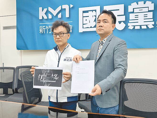 国民党立委郑正钤（左）3日与新竹市议会国民党团举行记者会，指控罢团发言人林志洁指他在童军大露营场合发放反罢免文宣是造谣，将赴地检署提告捍卫清白。（王惠慧摄）