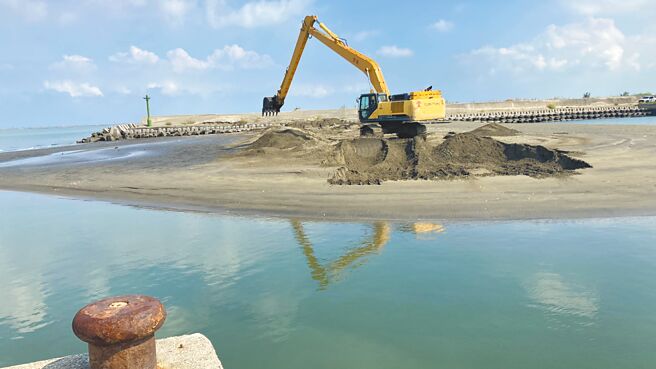 嘉义县布袋第3渔港淤积日益严重，即使清淤频率提高到1年1次，仍无法改善，让渔民、蚵农饱受困扰。（张建成提供／吕妍庭嘉义传真）