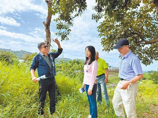 民進黨立委莊瑞雄（左一）、陳瑩（左二）3日現勘台東縣卑南鄉利吉惡地公園周邊設施。（立委莊瑞雄提供／蔡旻妤台東傳真）