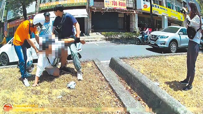 高雄市警察局刑事大队侦查第七队逮捕夫妻檔，查获面交赃款新台币30万元。（读者提供／洪靖宜高雄传真）