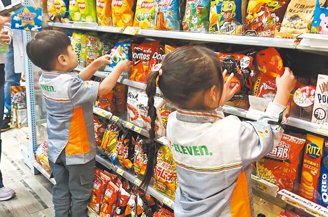 桃园远百推出「小小职人体验大集合」，邀请小朋友体验职业乐趣。（远百提供）