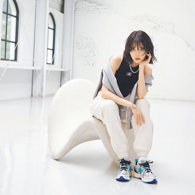 统一时代百货台北店7月10日前推「夏折扣」檔期，全馆指定柜位消费满5000送300，搭cash2.0／icash Pay支付满5000再加送200；7月4日前于B2特卖会场举办「凉夏运动休閒特卖会」，包含New Balance（见图）、LEVI'S等下杀3折起，亦针对女性于7月5日至7月16日推「流行女装内衣配件特卖会」，全面5折起。（统一时代百货提供）