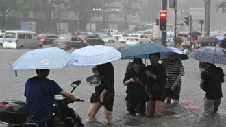 影》成都暴雨成災！家中「連插座也噴水」  接水畫面曝光太嚇人