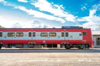 「嗶嗶嗶嗶台灣號」彩繪列車駛進東北角 台鐵聯手日本京急電鐵推觀光