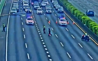 机车男逆闯国道「狂飙17公里」 离谱画面曝光！警全线封闭拦截