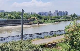 影》高雄典寶溪清淤作假？民眾目擊怪手挖泥又倒回