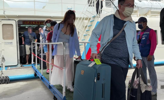 颱風丹娜絲攪局 台東往返綠島客輪停航 湧現2千返台遊客