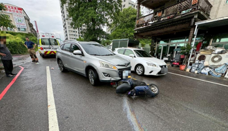 路面濕滑害女騎士摔車 慘遭輾卡車底全身多處骨折