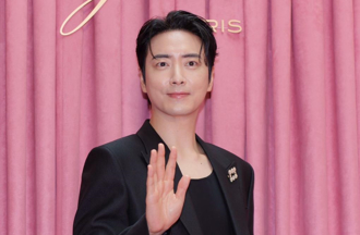 「爹系男友」李浚赫活動現場幫挑婚禮包 粉絲帶繪本應援